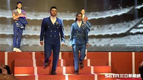 射擊好手楊昆弼、拳擊選手吳詩儀展示巴黎奧運開幕式進場服。（圖／記者蔡厚瑄攝影）