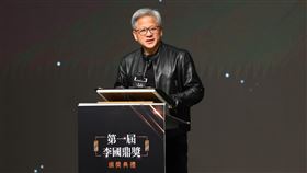 張忠謀獲頒李國鼎獎　黃仁勳現身致賀（2）台積電創辦人張忠謀獲頒李國鼎獎，輝達（NVIDIA）創辦人暨執行長黃仁勳（圖）9日特地來台出席頒獎典禮致賀，黃仁勳表示，如果沒有台積電，今天整個世界的科技產業就不可能實現，而張忠謀是台灣科技教父。中央社記者王騰毅攝  112年11月9日