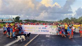 吐瓦魯機場跑道盛大活動 挺台參與世衛組織駐吐瓦魯大使館與吐瓦魯國家退撫基金（TNPF）合作，於吐瓦魯首都富納富提機場（Funafuti International Airport）跑道舉辦健走活動，共計500人熱情參與。（駐吐瓦魯大使館提供）中央社記者楊淳卉雪梨傳真  113年4月19日