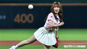 ▲小龍女主題日，米奇開球。（圖／記者劉彥池攝影）