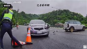 國道警處理事故險遭撞！女警閃現躲開逃生　驚險畫面曝光