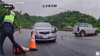 國道警處理事故險遭撞　驚險畫面曝光