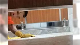 中國海南一名女子18日在公廁內上廁所時，遭到公廁清潔人員偷窺。（圖／翻攝《大皖新聞》）