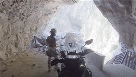 深入重災區！他前往九曲洞記錄大地　網：忍不住淚水
（圖／翻攝自YouTube-花蓮隊長頻道）
https://www.youtube.com/watch?v=ATBLnWAei8c