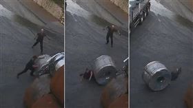  以色列一名工人遭巨大鋼捲輾斃。(圖／翻攝Reddit)
