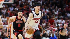 ▲「英雄哥」希洛（Tyler Herro）24分10籃板9助攻，準「大三元」表現帶領熱火搶下東區第8席位。（圖／路透社／達志影像）