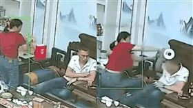 妻子拿滾水燙丈夫的頭。（圖／翻攝自微博）