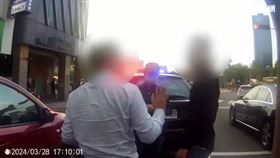 北市蔣男積欠3萬元被楊、賴2人擄走，警方火速攔車逮人。（圖／翻攝畫面）