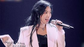 楊謹華首登上《浪姐5》舞台唱跳驚艷四起。（圖／翻攝自楊謹華微博）