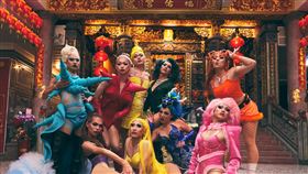 瘋家彩虹芭仙傳變裝皇后妮妃雅與「瘋」家變裝皇后成員10月在北投福德正神宮演出「彩虹芭仙傳」，數百人前往觀看表演。（妮妃雅提供）中央社記者楊令瑜傳真  112年12月19日