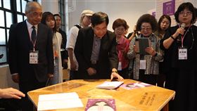 性別平等教育法20週年特展（3）性別平等教育法20週年特展「ROOM XX：一切都是從廁所開始的」20日在台北華山文創園區登場，教育部長潘文忠（中）出席開幕典禮並參觀展覽。中央社記者王飛華攝　113年4月20日