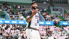 ▲「表弟」卡森斯（DeMarcus Cousins）回歸首場比賽，和戰神洋將互噴垃圾話。（圖／記者劉彥池攝影）