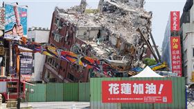 花蓮天王星大樓拆除  關注受困貓跟雞動態花蓮天王星大樓開拆第8天，12日目標拆除第7層，施工人員持續關注受困貓咪跟雞動態，若有發現蹤跡，會驅趕至安全區域後再施工。中央社記者張祈攝  113年4月12日