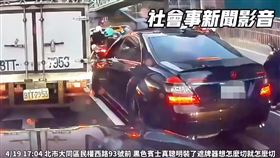 北市網友行經民權西路時發現前方黑色賓士車裝有遮牌器。（圖／翻攝社會事新聞影音）