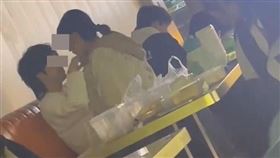 一對年輕男女在餐廳裡公然上演「活春宮」。 (圖／翻攝爆廢公社二館)
