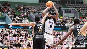 ▲「表弟」卡森斯（DeMarcus Cousins）回歸首場比賽，第四節後仰跳投。（圖／記者劉彥池攝影）