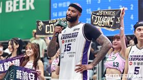 ▲「表弟」卡森斯（DeMarcus Cousins）回歸首場比賽，賽後和隊友高錦瑋站上英雄舞台。（圖／記者劉彥池攝影）