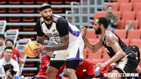 ▲「表弟」卡森斯（DeMarcus Cousins）回歸首場比賽，場上對位傑佛森。（圖／記者劉彥池攝影）