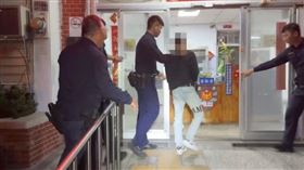 花蓮19歲兒持「鎮暴槍」轟5槍　酒醉繼父濺血送醫。翻攝畫面