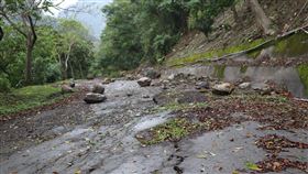花蓮強震  防坡地災害緊急調降警戒基準花蓮強震後，山區土石鬆動，若再降雨，致災風險大為提高。農村發展及水土保持署評估後緊急調降花蓮市、秀林鄉、吉安鄉及蘇澳鎮、南澳鄉等5鄉鎮市的土石流警戒基準值。中央社記者李先鳳攝  113年4月8日
