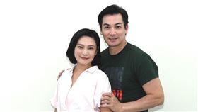 梁家榕、伊正在《火車來去》飾演夫妻。（圖／華視、公視台語台提供）
