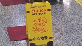 桃園機場第一航廈漏水。（圖／翻攝畫面）