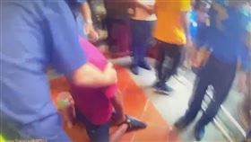 台中「老二媽」省親遶境插曲 男子長跪不起被警拖離。（圖／翻攝畫面）
