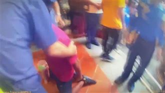 台中「老二媽」遶境紅衣男長跪不起遭架離