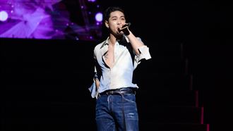 白虎前V後露大秀胸肌！最後一次落男兒淚