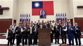 ▲世界簡姓宗親總會簡廷在理事長與江副院長啓臣互贈紀念品及寧靜致遠中堂墨寶一幅。（圖／簡廷在提供）