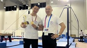 體操世界盃杜哈站唐嘉鴻摘金體操世界盃杜哈站暨巴黎奧運資格賽，台灣體操好手唐嘉鴻（左）21日在男子單槓決賽再度奪冠，賽後和教練翁士航（右）合影留念，師徒倆將繼續攜手在奧運拿下獎牌。（翁士航提供）中央社記者黎建忠傳真113年4月21日