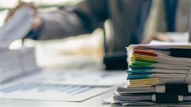 苗栗地院一名陳書記官疑似因為過勞死。（示意圖／Pixabay）