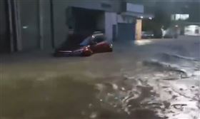 中國南方爆發「50年一遇大洪水」！流經廣東清遠市的北江出現50年一遇大洪水，清遠市區已淪為汪洋▲（圖／翻攝自微博）

