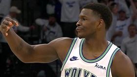 灰狼少主艾德渥斯（Anthony Edwards）大爆發在第三節單節猛轟18分。（圖／翻攝自灰狼隊官方X）