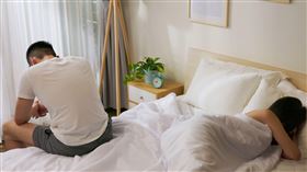 臨床不少結婚多年男性患者經常「自己來」解決性需求，沒有和另一半進行性行為的意願，導致夫妻感情摩擦，成為惡性循環。（圖／公關照片）