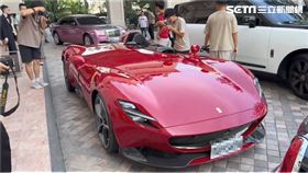 台中醫美集團少東迎娶車隊出現在台中市區，12輛千萬超跑列隊繞行超高調。（圖／翻攝畫面）