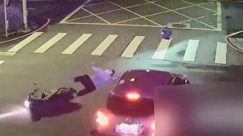 無照男闖紅燈被撞飛　空翻2圈摔慘畫面曝