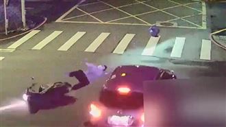 無照男闖紅燈被撞飛　空翻2圈摔慘畫面曝