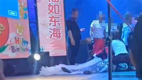 登90歲老人壽宴表演！女歌手「踩到裙襬摔倒」　送醫搶救不治▲（圖／翻攝自微博）

