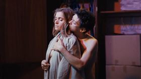 納韋爾培瑞茲比斯卡亞（右）在《愛離巢》中，與法國女星莫德懷勒（左）有浪漫而激情的床戲。（圖／原創娛樂提供）