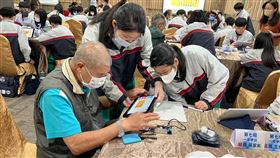 南投樂齡示範學習中心  青銀共學數位學習南投縣樂齡示範學習中心舉辦「青銀共學數位學習系列活動」，藉由青銀共創學習製作「打地鼠遊戲」，長者享受遊戲樂趣，學生則在設計過程中獲得成就感。（教育部提供）中央社記者許秩維傳真  113年4月21日