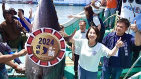 2024 屏東黑鮪魚文化觀光季的天下第一鮪拍賣會，21日上午在東港漁港魚市場舉行，重達301.8公斤、身長236公分的大鮪，由縣長周春米擔任拍賣官，藝人許效舜助拍，首度參與的美國在台協會高雄分處長張子霖也特別助陣，最後由昇恆昌公司旗下的「澎坊股份有限公司」以每公斤1萬300元得標，打破去年最高單價紀錄1萬200元，拍賣總價為310萬300元，再創歷史新高價。