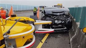 BMW X4駕駛開輔助駕駛系統出事了，國道追撞緩撞車，車頭全毀。（圖／翻攝畫面）