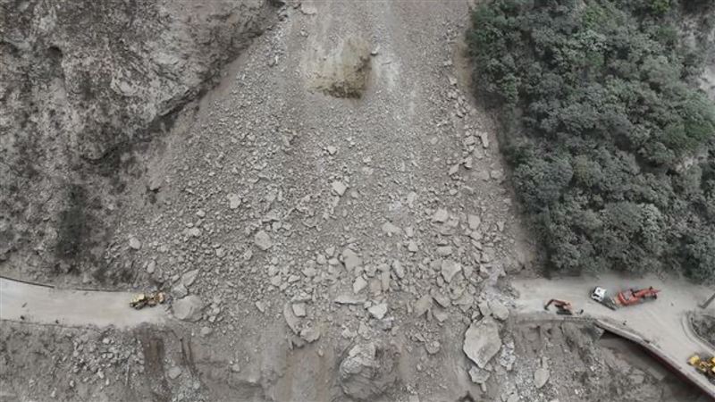 中橫巨大石塊狂砸超驚悚　搶通時間曝光了