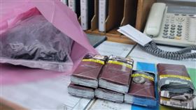 ▲35萬千元鈔塞7個菸盒被丟路旁。（圖／CTWANT）