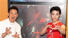 游書庭（右四）主演《鬼天廈》，劉丞（左起）、曲艾玲、蔣偉文、徐乃麟、潘若迪、檢場、黃信赫到場支持。（圖／艾迪昇傳播提供）