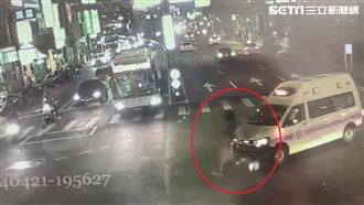 機車撞值勤救護車！　騎士噴飛痛苦打滾