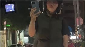 游男突然遇到鍾男將他攔下，並問他，「開車補什麼油門？」。（圖／翻攝自爆怨2公社）