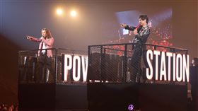 動力火車高雄場「都是因為愛」安可場演唱會雙人組合「動力火車」顏志琳（台上左）、尤秋興（台上右）21日在高雄巨蛋舉辦第2夜「都是因為愛」安可場演唱會，搭乘「POWER STATION列車」繞場，與歌迷近距離互動。（華研提供）中央社記者王心妤傳真  113年4月21日