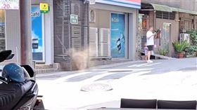 ▲路面人孔蓋被不明氣體衝開。（圖／翻攝自臉書社團「路上觀察學院」）